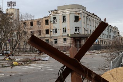 Пошкоджена від обстрілів не діюча нині будівля управління Служби безпеки України у Херсоні