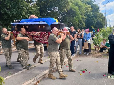 Був добровольцем: на Черкащині попрощались із загиблим на війні з Росією захисником Був добровольцем: на Черкащині попрощались із загиблим на війні з Росією захисником