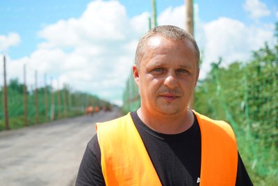 Молодший майстер ремонтує дорогу на Харківщині Молодший майстер ремонтує дорогу на Харківщині