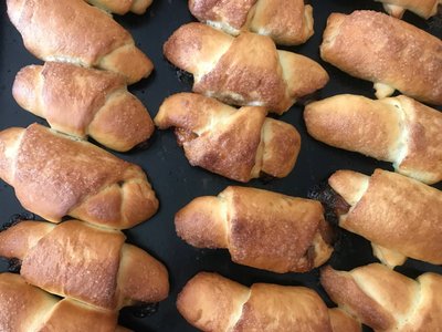 Випічка для ЗСУ: в Овручі місцеві жительки спекли 50 тисяч булочок для військових Випічка для ЗСУ: в Овручі місцеві жительки спекли 50 тисяч булочок для військових