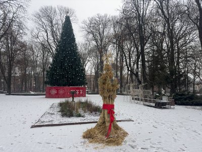 Дідух, символ Різдва, встановили у Хмельницькому Дідух, символ Різдва, встановили у Хмельницькому