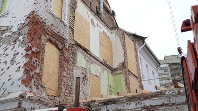 У Сумах демонтують частину пошкодженого ракетною атакою корпусу СумДУ