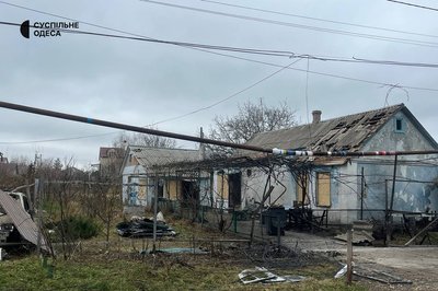 Пошкоджені будинки, гаражі та автомобілі: фото наслідків нічної атаки дронами по Одещині Пошкоджені будинки, гаражі та автомобілі: фото наслідків нічної атаки дронами по Одещині