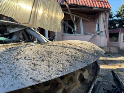 "Вибуховою хвилею через два будинки вибило вікна". Очевидці розповіли про наслідки дронової атаки по Дніпру "Вибуховою хвилею через два будинки вибило вікна". Очевидці розповіли про наслідки дронової атаки по Дніпру