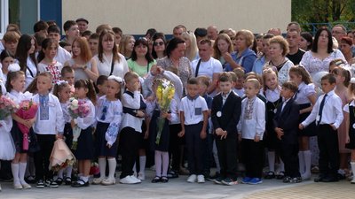 "Школа гарна, є місця для відпочинку": у Чернігові пройшов 1-й дзвоник у гімназії №13, яку відновили після бомбардувань "Школа гарна, є місця для відпочинку": у Чернігові пройшов 1-й дзвоник у гімназії №13, яку відновили після бомбардувань
