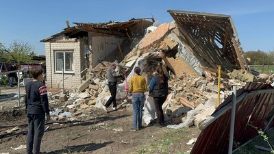 Через масовану атаку БпЛА на Дніпропетровщині загинула дитина: що відбувається на місці удару Через масовану атаку БпЛА на Дніпропетровщині загинула дитина: що відбувається на місці удару