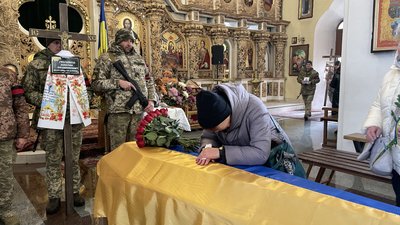 У Полтаві попрощалися із двома воїнами, які полягли на війні із Росією У Полтаві попрощалися із двома воїнами, які полягли на війні із Росією