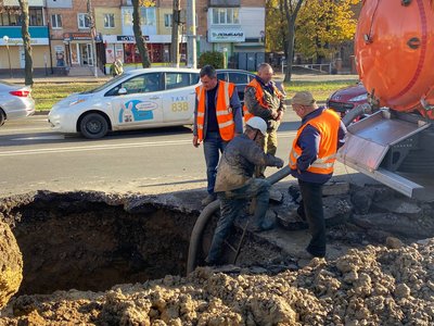 Аварія на трубопроводі: без води 10 будинків по вулиці Пирогова Аварія на трубопроводі: без води 10 будинків по вулиці Пирогова