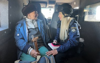 Поліцейській екіпажу "Білий янгол" Олені Ставицькій вручили нагороду "За оборону України"