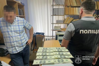 Хотів отримати 1000 доларів авансу: на Вінниччині викрили посадовця БТІ Хотів отримати 1000 доларів авансу: на Вінниччині викрили посадовця БТІ
