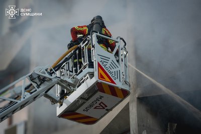 Російські війська влучили по адмінбудівлі в Сумах Російські війська влучили по адмінбудівлі в Сумах
