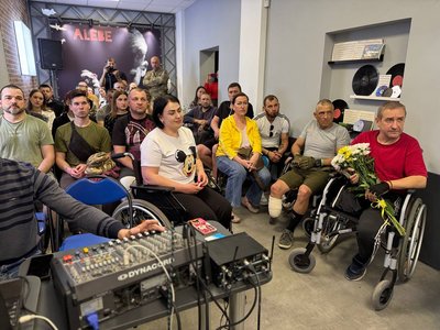 Мати загиблого військового організувала концерт у студії, створеній на його честь Мати загиблого військового організувала концерт у студії, створеній на його честь