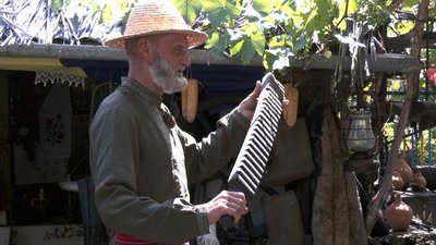 Вінничанин перетворив своє подвір’я на музей історії України Вінничанин перетворив своє подвір’я на музей історії України