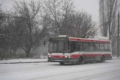 Тролейбус їде по дорозі під час снігопаду в Харкові 11 січня 2026 року Тролейбус їде по дорозі під час снігопаду в Харкові 11 січня 2026 року