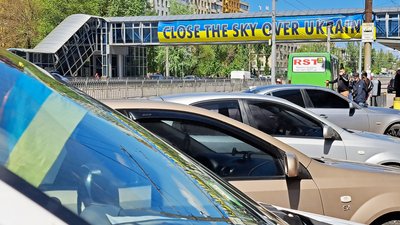 Тюльпани, фонтан, війна. Один з мікрорайонів Дніпра — у фоторепортажі Тюльпани, фонтан, війна. Один з мікрорайонів Дніпра — у фоторепортажі