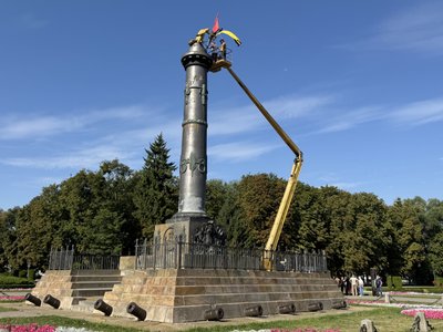 У Полтаві на Монументі Слави замінили прапори через зношеність У Полтаві на Монументі Слави замінили прапори через зношеність