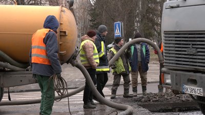 Через аварію на каналізаційному колекторі у Рівному обмежили рух частиною вулиці Чорновола Через аварію на каналізаційному колекторі у Рівному обмежили рух частиною вулиці Чорновола