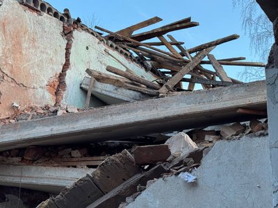 "Під завалами люди": у селі Усок на Сумщині загинули дві жінки після удару "шахедами" "Під завалами люди": у селі Усок на Сумщині загинули дві жінки після удару "шахедами"