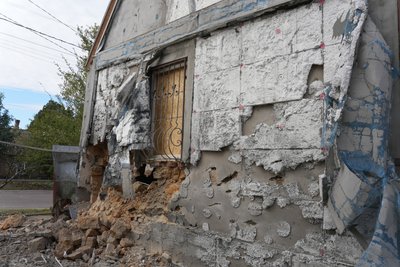 Херсон, обстріли, жовтень 2024, будинок, діра у стіні Херсон, обстріли, жовтень 2024, будинок, діра у стіні