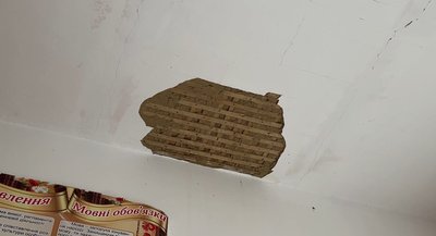 У Собіщицях батьки не пустили дітей до школи: тут сиплеться стеля та незавершений ремонт