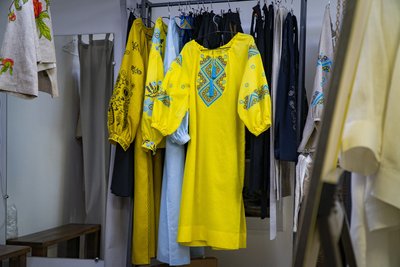 "Вишиванка, зображена на 20-гривневій купюрі у Франка". Як у Дніпрі створюють дизайнерські вишиті сорочки "Вишиванка, зображена на 20-гривневій купюрі у Франка". Як у Дніпрі створюють дизайнерські вишиті сорочки