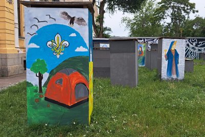"Щоб простір був яскравішим". У Дніпрі розмальовують "бронежилети" кам’яних баб "Щоб простір був яскравішим". У Дніпрі розмальовують "бронежилети" кам’яних баб