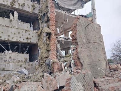 "Вони добивали школу". Наслідки повторного обстрілу Краснопілля "Вони добивали школу". Наслідки повторного обстрілу Краснопілля