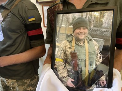 У Полтаві попрощались з двома солдатами, які загинули на фронті, захищаючи Україну У Полтаві попрощались з двома солдатами, які загинули на фронті, захищаючи Україну