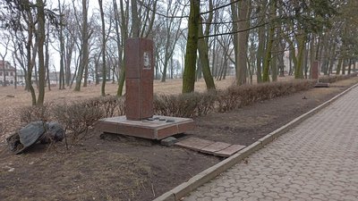 У Старому парку Тернополя пошкодили монументи радянських воїнів У Старому парку Тернополя пошкодили монументи радянських воїнів