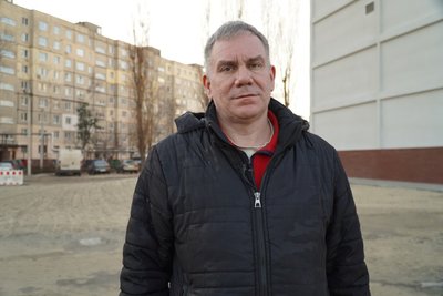 "Я два дні сподівався, що вона жива". Спогади мешканців будинку на "Перемозі", в який два роки тому влучила ракета РФ "Я два дні сподівався, що вона жива". Спогади мешканців будинку на "Перемозі", в який два роки тому влучила ракета РФ