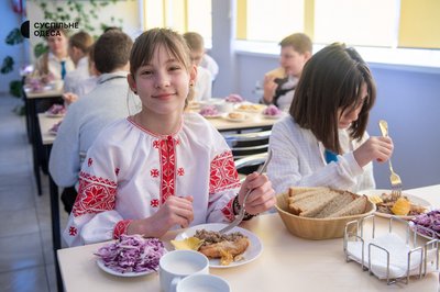 Оновлені харчоблоки Одещини: як реформа відобразилась на умовах роботи шкільних кухарів Оновлені харчоблоки Одещини: як реформа відобразилась на умовах роботи шкільних кухарів