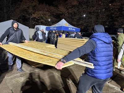 Війська РФ вдарили балістикою по Кривому Рогу: четверо поранених, серед них 3-річна дівчинка Війська РФ вдарили балістикою по Кривому Рогу: четверо поранених, серед них 3-річна дівчинка
