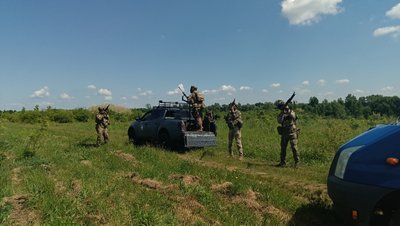 У Полтаві волонтери передали прожектори мобільній вогневій групі ППО, аби збивати БпЛА У Полтаві волонтери передали прожектори мобільній вогневій групі ППО, аби збивати БпЛА