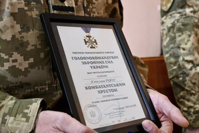 Пройшов бої на Донеччині: Сирський посмертно нагородив захисника "Комбатанським хрестом" Пройшов бої на Донеччині: Сирський посмертно нагородив захисника "Комбатанським хрестом"