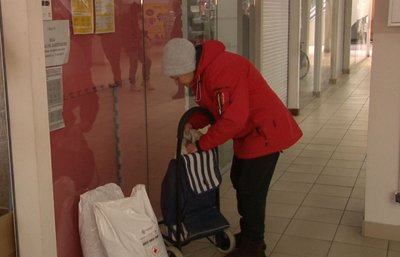 У Черкасах волонтери Червоного Хреста видають безоплатний корм для тварин У Черкасах волонтери Червоного Хреста видають безоплатний корм для тварин