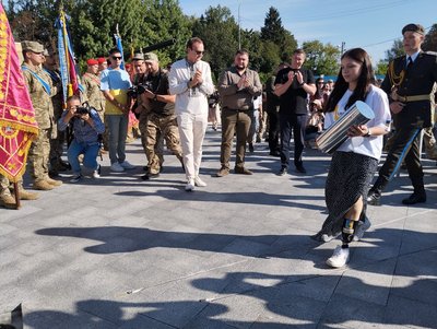 Капсулу часу заклала Яна Степаненко, яка отримала поранення внаслідок обстрілу Краматорська