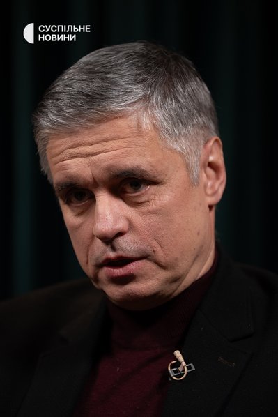 Колишній міністр закордонних справ України та колишній посол у Великій Британії Вадим Пристайко під час інтервʼю Суспільному, Київ, 13 січня 2026 року Колишній міністр закордонних справ України та колишній посол у Великій Британії Вадим Пристайко під час інтервʼю Суспільному, Київ, 13 січня 2026 року
