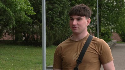 "Буду її поливати": алею квітів висадили військові у госпіталі на Рівненщині "Буду її поливати": алею квітів висадили військові у госпіталі на Рівненщині