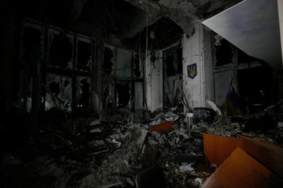 Пряме влучання у Держпром: як виглядає зруйнований під'їзд Пряме влучання у Держпром: як виглядає зруйнований під'їзд