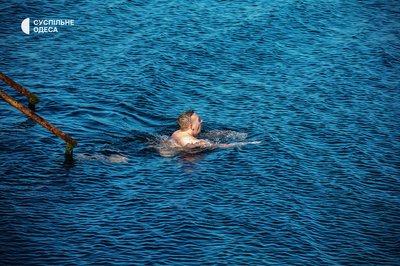 Пляжі Одеси в листопаді: люди ловлять рибу та купаються, попри міни й прохолоду. ФОТО Пляжі Одеси в листопаді: люди ловлять рибу та купаються, попри міни й прохолоду. ФОТО