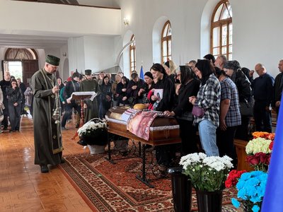 Родина, близькі та небайдужі прощаються із Олексієм у Свято-Георгієвському храмі Родина, близькі та небайдужі прощаються із Олексієм у Свято-Георгієвському храмі