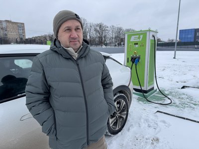 Як полтавці заряджають електромобілі під час відключень світла