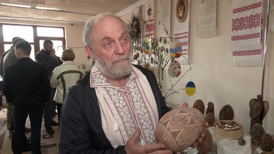 "Крапочки — це зернинки": писанки, традиційні для Рівненщини, представили в обласній бібліотеці