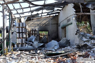 РФ поцілила по складу у Дергачах на Харківщині, де зберігалися вода, майонези і корми для тварин РФ поцілила по складу у Дергачах на Харківщині, де зберігалися вода, майонези і корми для тварин