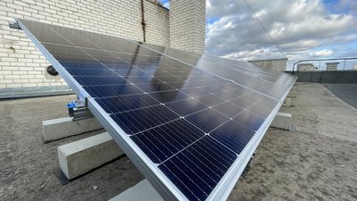 Сонячні панелі на даху багатоповерхівки у Миколаєві, 19 листопада 2024 року Сонячні панелі на даху багатоповерхівки у Миколаєві, 19 листопада 2024 року