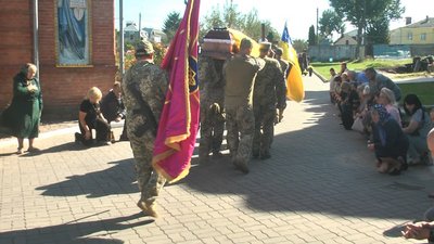 У Хмельницькому попрощались із загиблим сержантом Володимиром Марцонем У Хмельницькому попрощались із загиблим сержантом Володимиром Марцонем