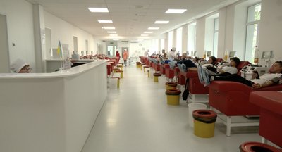 Люди здають кров Люди здають кров