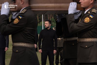 Президент України Володимир Зеленський на офіційній церемонії перепоховання останків першого голови Організації українських націоналістів, полковника Євгена Коновальця. Київщина, 18 серпня 2026 року Президент України Володимир Зеленський на офіційній церемонії перепоховання останків першого голови Організації українських націоналістів, полковника Євгена Коновальця. Київщина, 18 серпня 2026 року