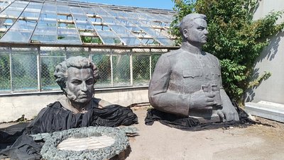 У Полтаві демонтують постамент, на якому стояло погруддя Пушкіну та Ватутіну У Полтаві демонтують постамент, на якому стояло погруддя Пушкіну та Ватутіну