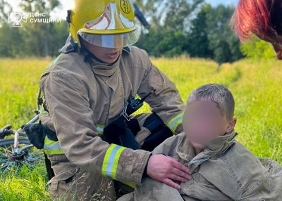 На Сумщині рятувальники дістали з колодязя дитину На Сумщині рятувальники дістали з колодязя дитину